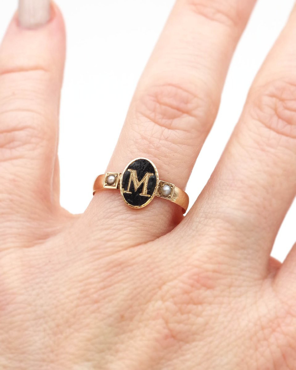Antique Letter M Ring In 18 Karat Gold, Victorian Letter Ring, Black Enamel, Antique Jewelry-photo-1