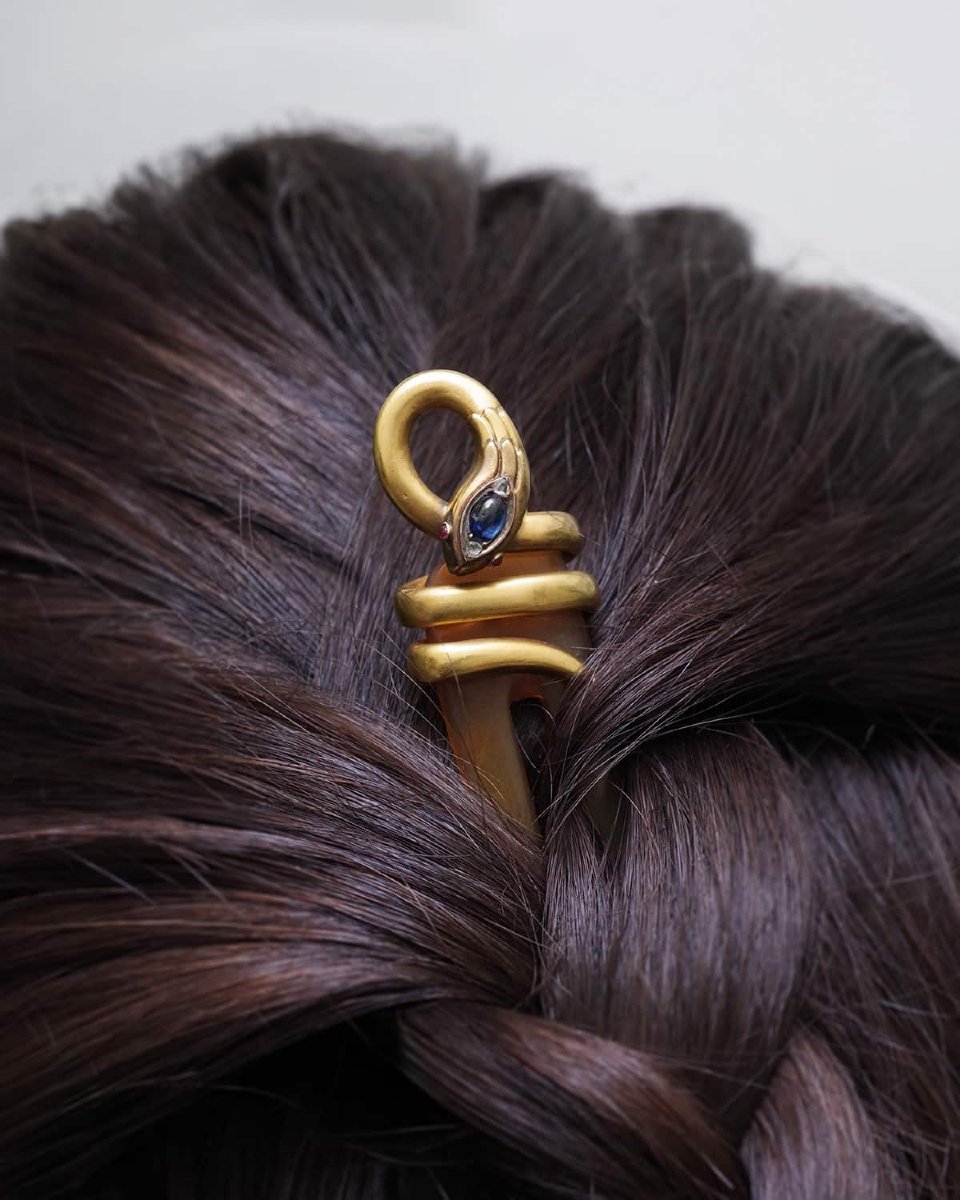 Epingle de chignon Chaumet serpent en or 18k, saphir, rubis, diamants-photo-2