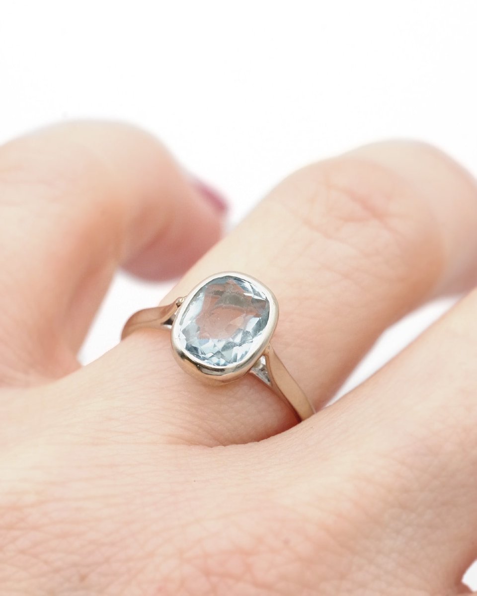 Solitaire Aquamarine Ring In 18 Karat White Gold-photo-3