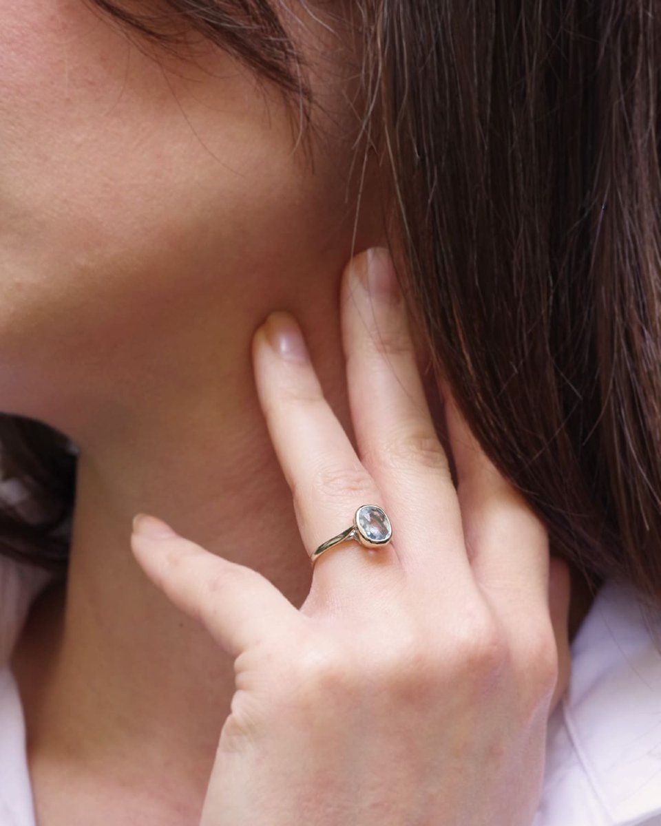 Solitaire Aquamarine Ring In 18 Karat White Gold-photo-3