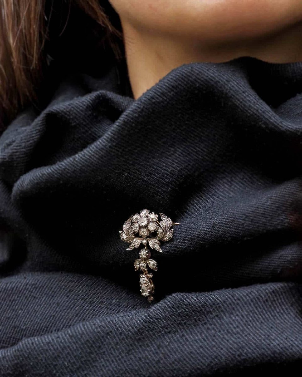 Broche fleur diamants 3 cts ou devant de corsage en or 18 karats et argent -photo-3