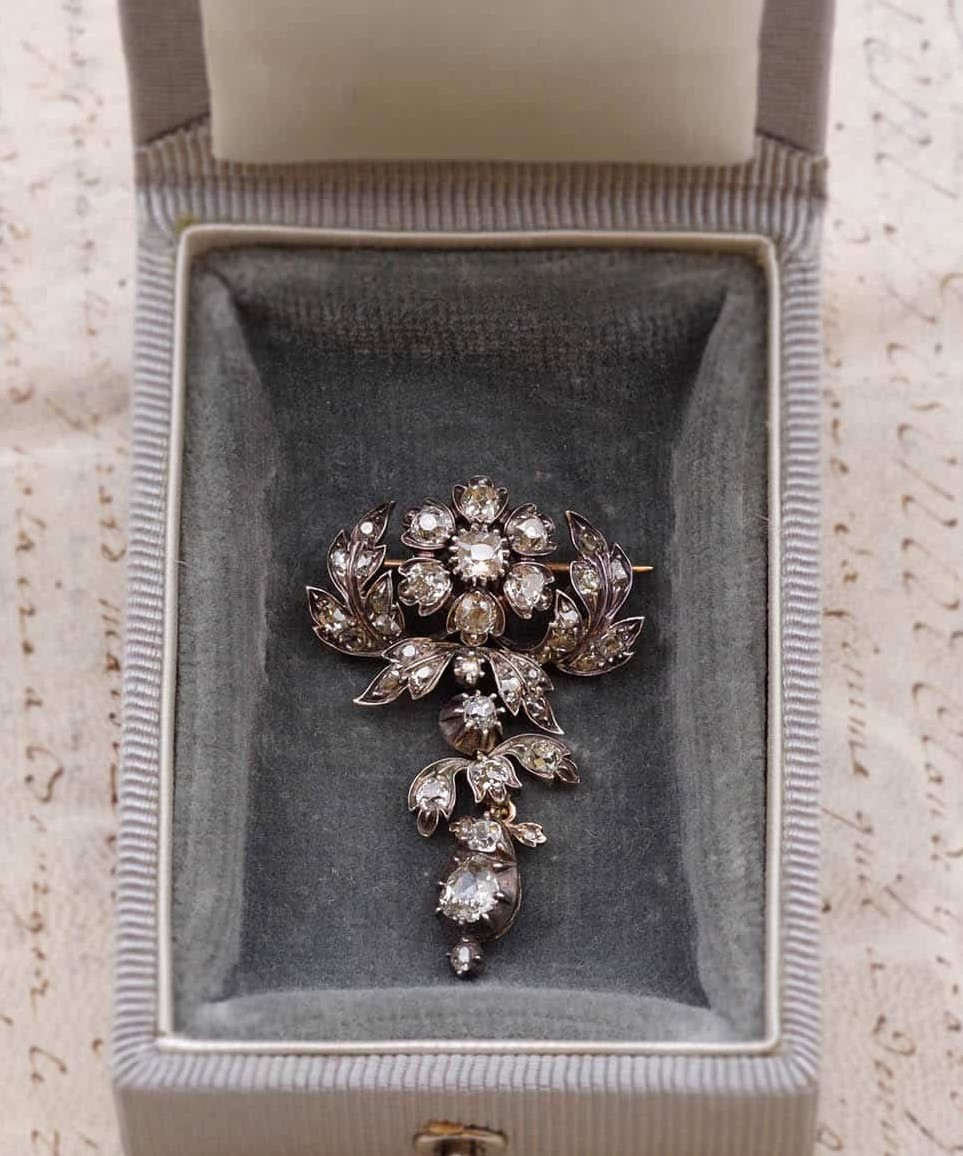 Broche fleur diamants 3 cts ou devant de corsage en or 18 karats et argent 