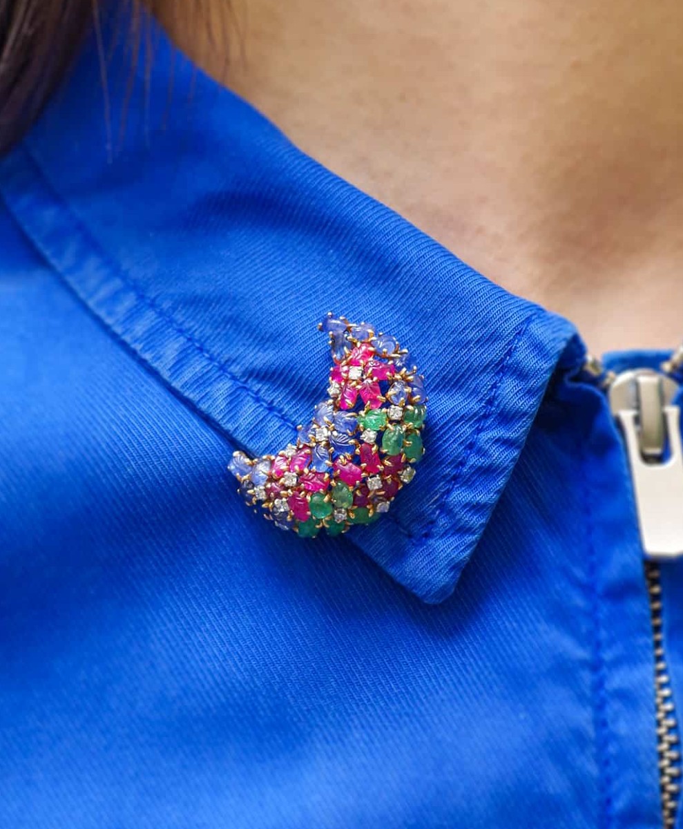 Broche clip de revers Art Deco en or 18k et platine, saphirs, rubis, émeraudes