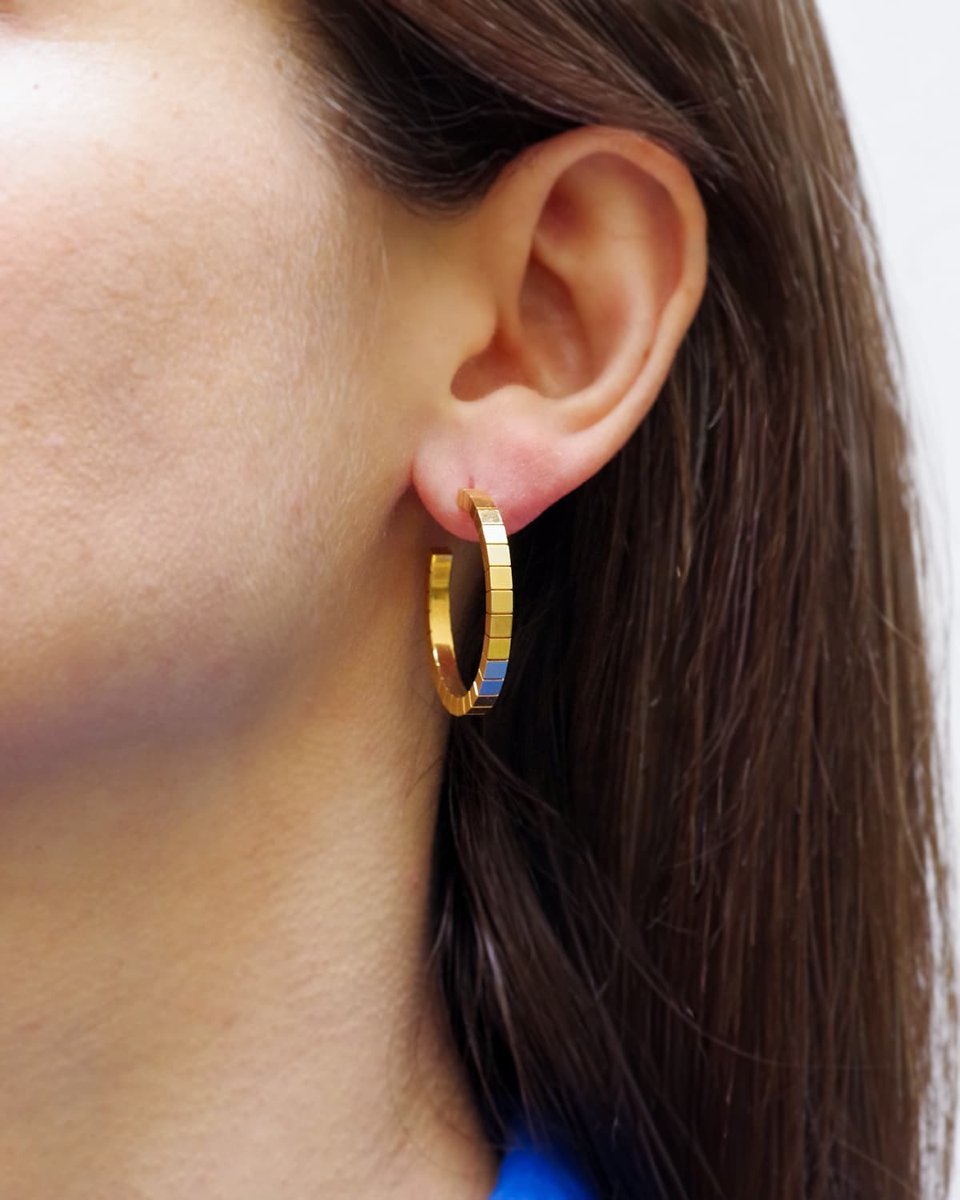 Boucles d'oreille créoles Cartier modèle Lanière en or 18 karats-photo-2