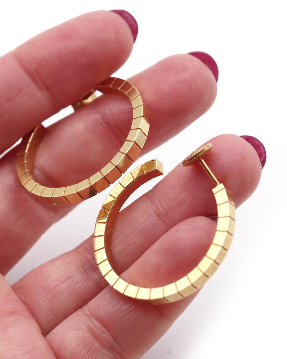 Boucles d'oreille créoles Cartier modèle Lanière en or 18 karats-photo-3