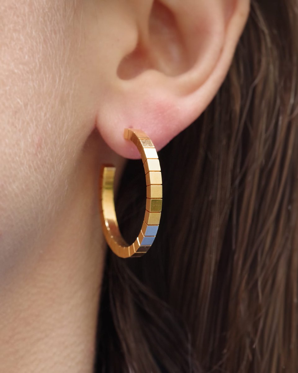 Boucles d'oreille créoles Cartier modèle Lanière en or 18 karats-photo-6