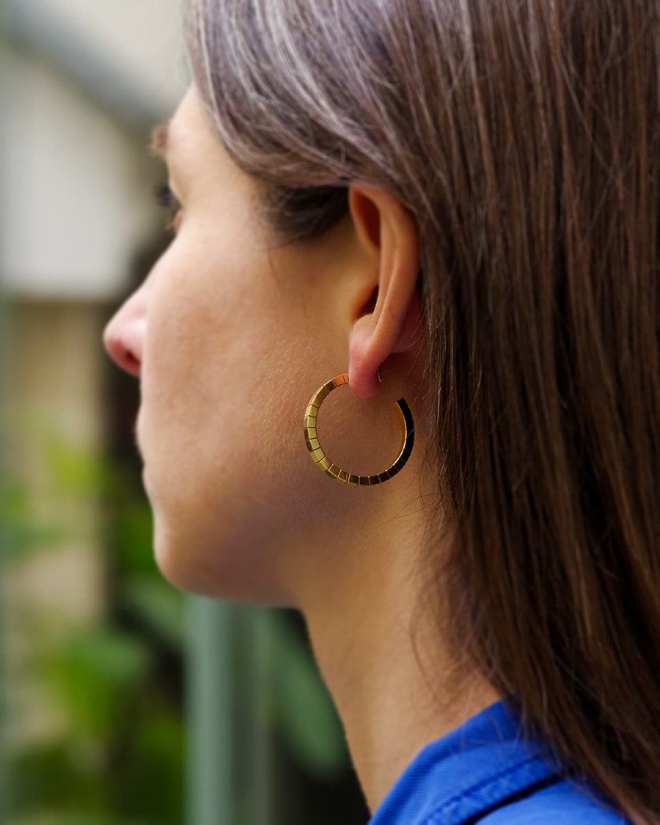 Boucles d'oreille créoles Cartier modèle Lanière en or 18 karats-photo-7