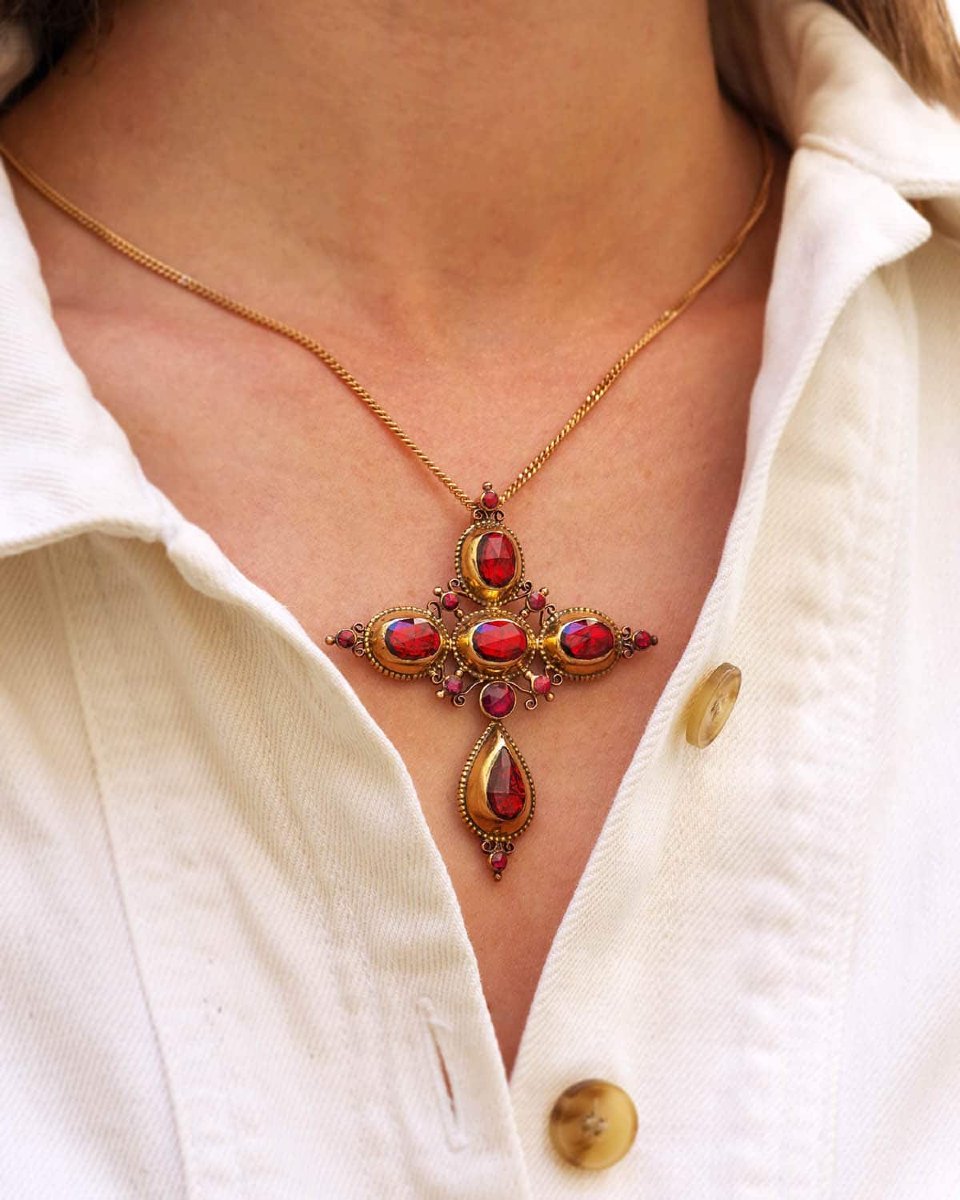 Pendentif croix badine grenats de Perpignan en or 18 karats, religieux-photo-4