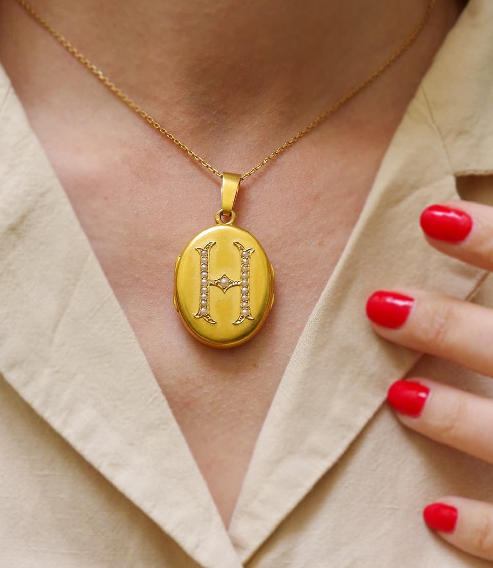 Grand médaillon lettre H en or 18 karats, pendentif cassolette 