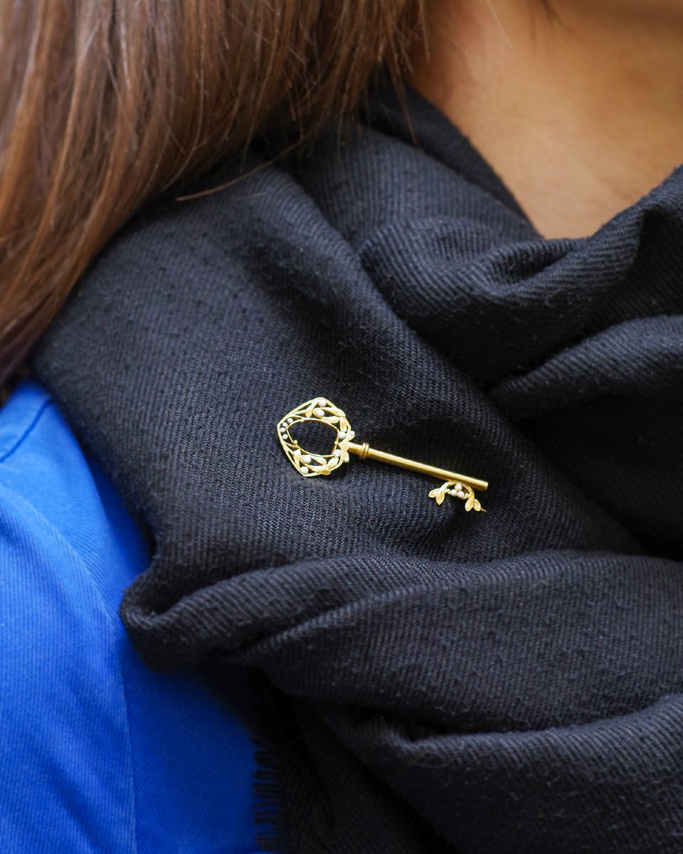 Art Nouveau Key Brooch In 18k Gold And Enamel-photo-1