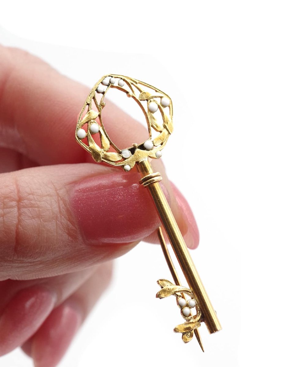 Art Nouveau Key Brooch In 18k Gold And Enamel-photo-2