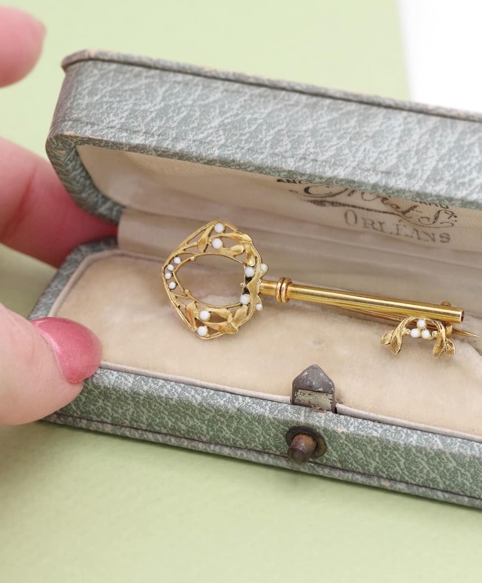 Art Nouveau Key Brooch In 18k Gold And Enamel