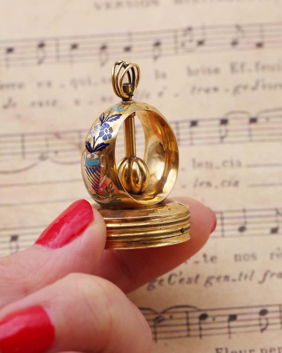 Swiss Musical Seal Pendant In 18 Karat Enamelled Gold-photo-2