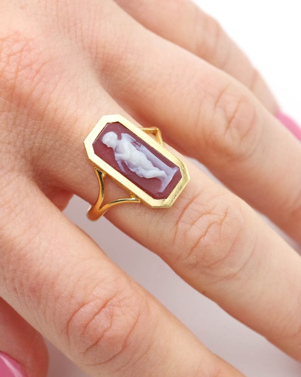 Antique Eros Cameo Ring In 18 Karat Gold -photo-2