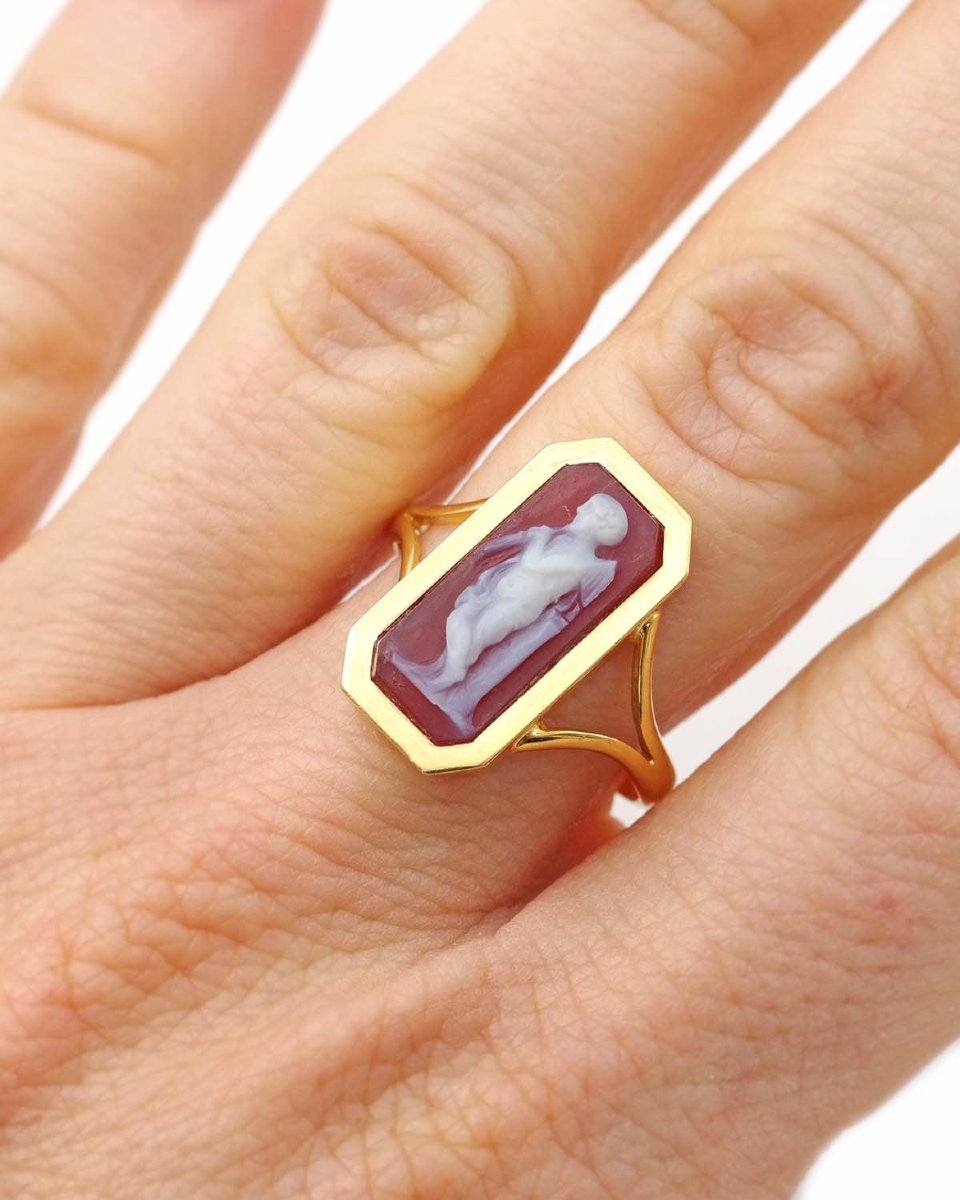 Antique Eros Cameo Ring In 18 Karat Gold 
