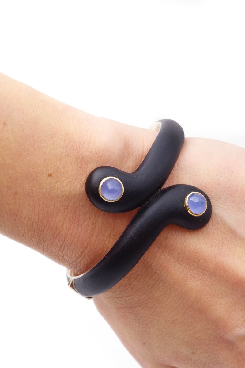 Bracelet jonc calcédoines bleues et émail noir en or 14 karats -photo-2