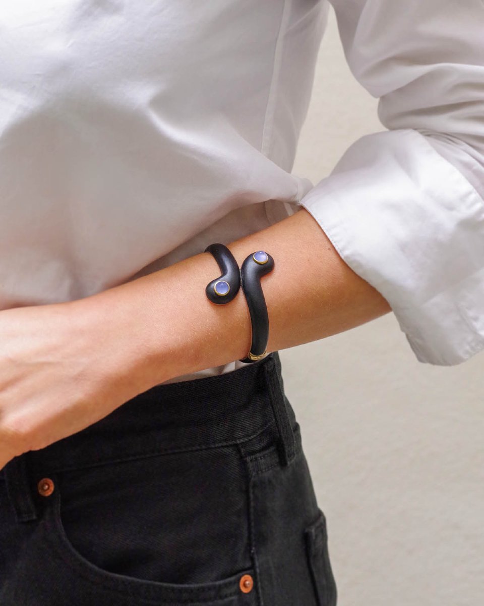 Bracelet jonc calcédoines bleues et émail noir en or 14 karats -photo-2