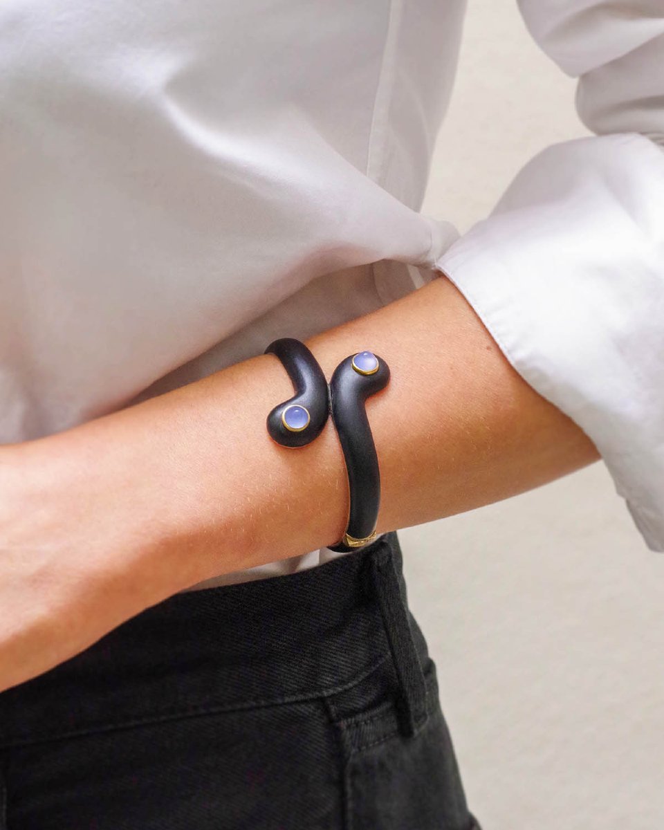 Bracelet jonc calcédoines bleues et émail noir en or 14 karats -photo-3