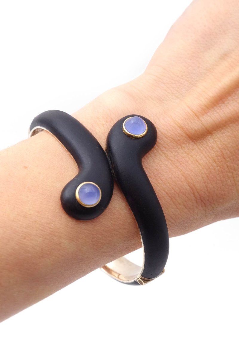 Bracelet jonc calcédoines bleues et émail noir en or 14 karats -photo-6