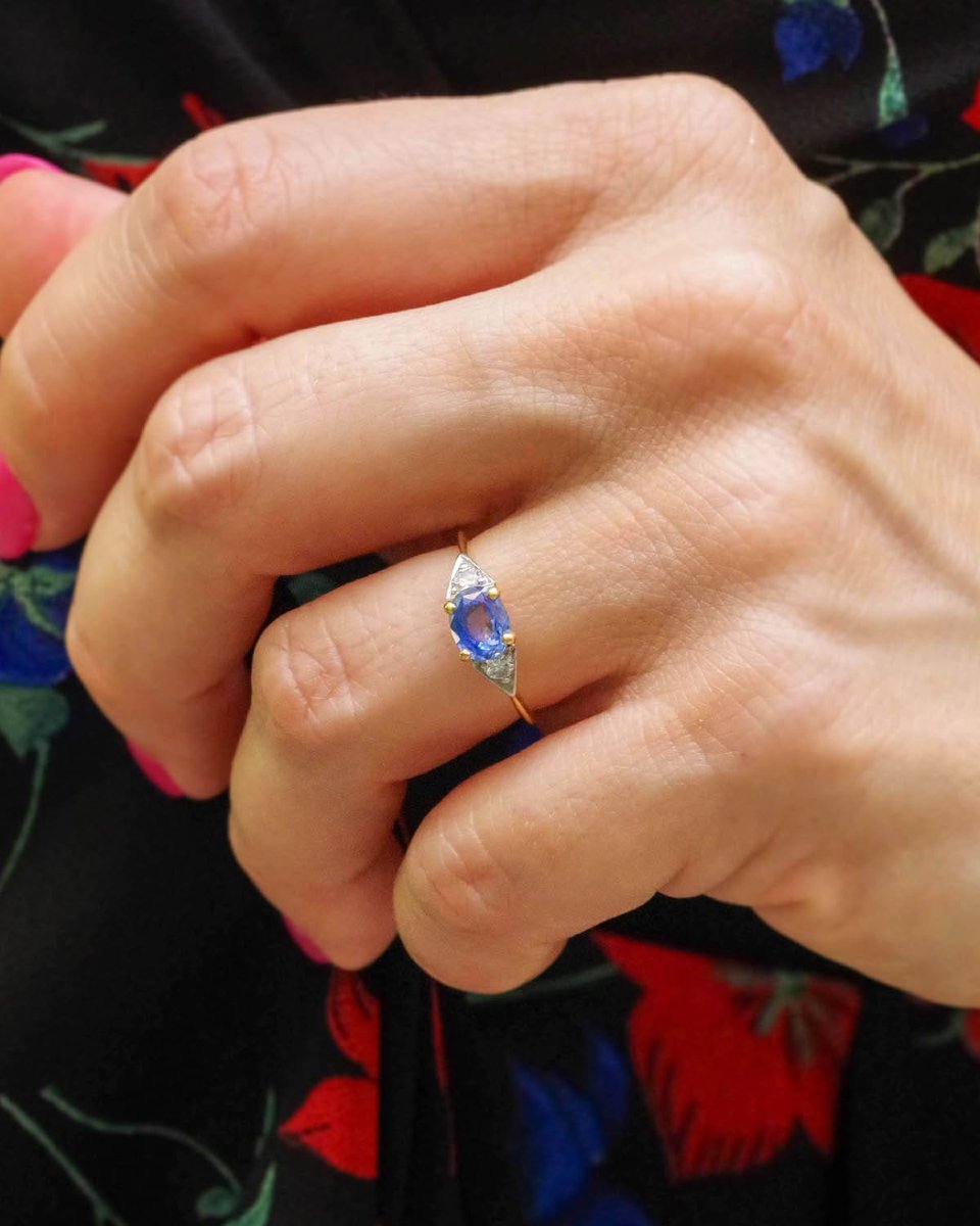 18-karat Gold Trilogy Ring With An Unheated Ceylon Sapphire, 0.75 Ct -photo-2