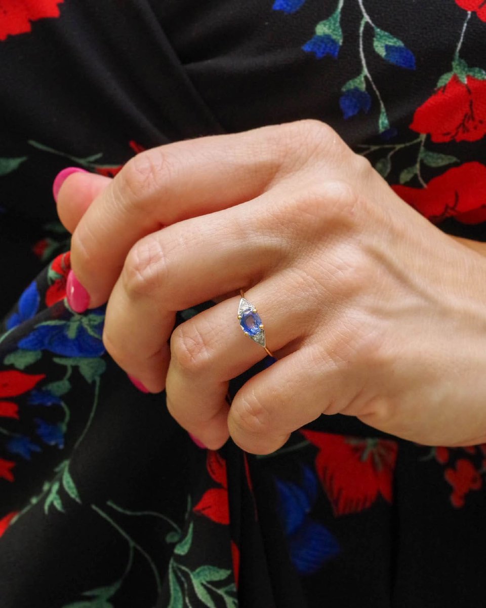 18-karat Gold Trilogy Ring With An Unheated Ceylon Sapphire, 0.75 Ct -photo-1