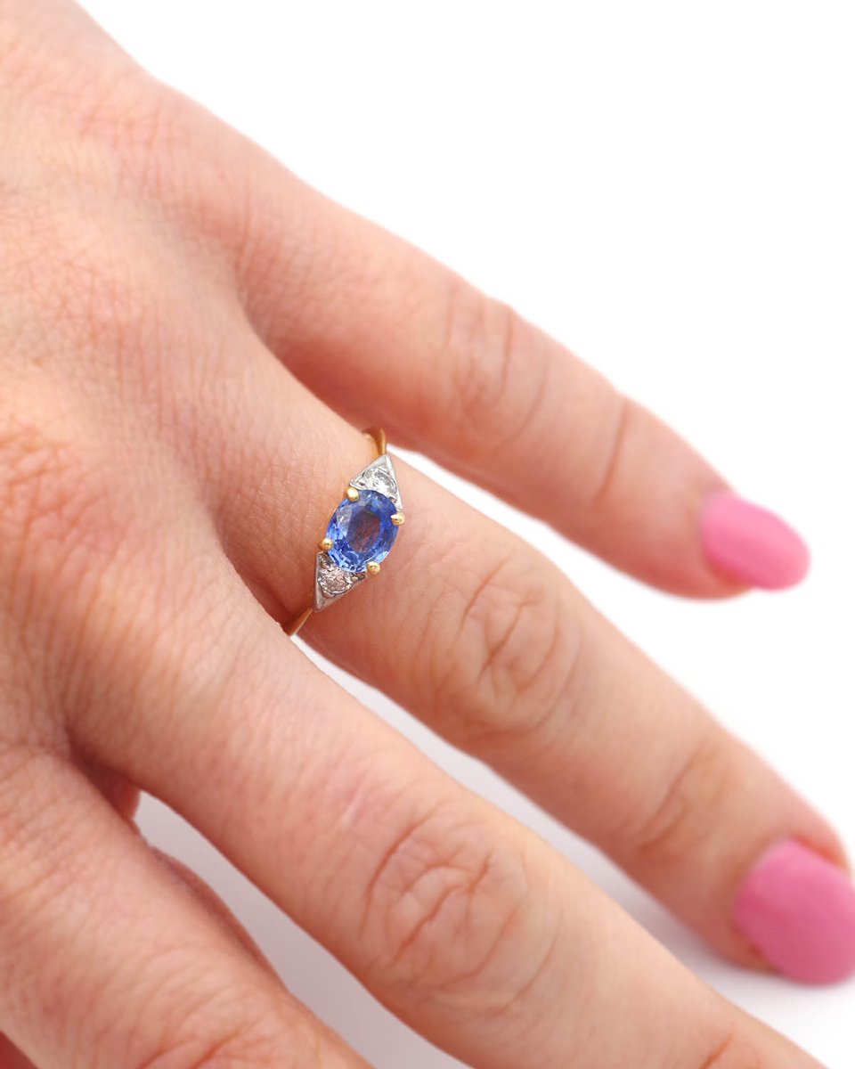 18-karat Gold Trilogy Ring With An Unheated Ceylon Sapphire, 0.75 Ct -photo-2