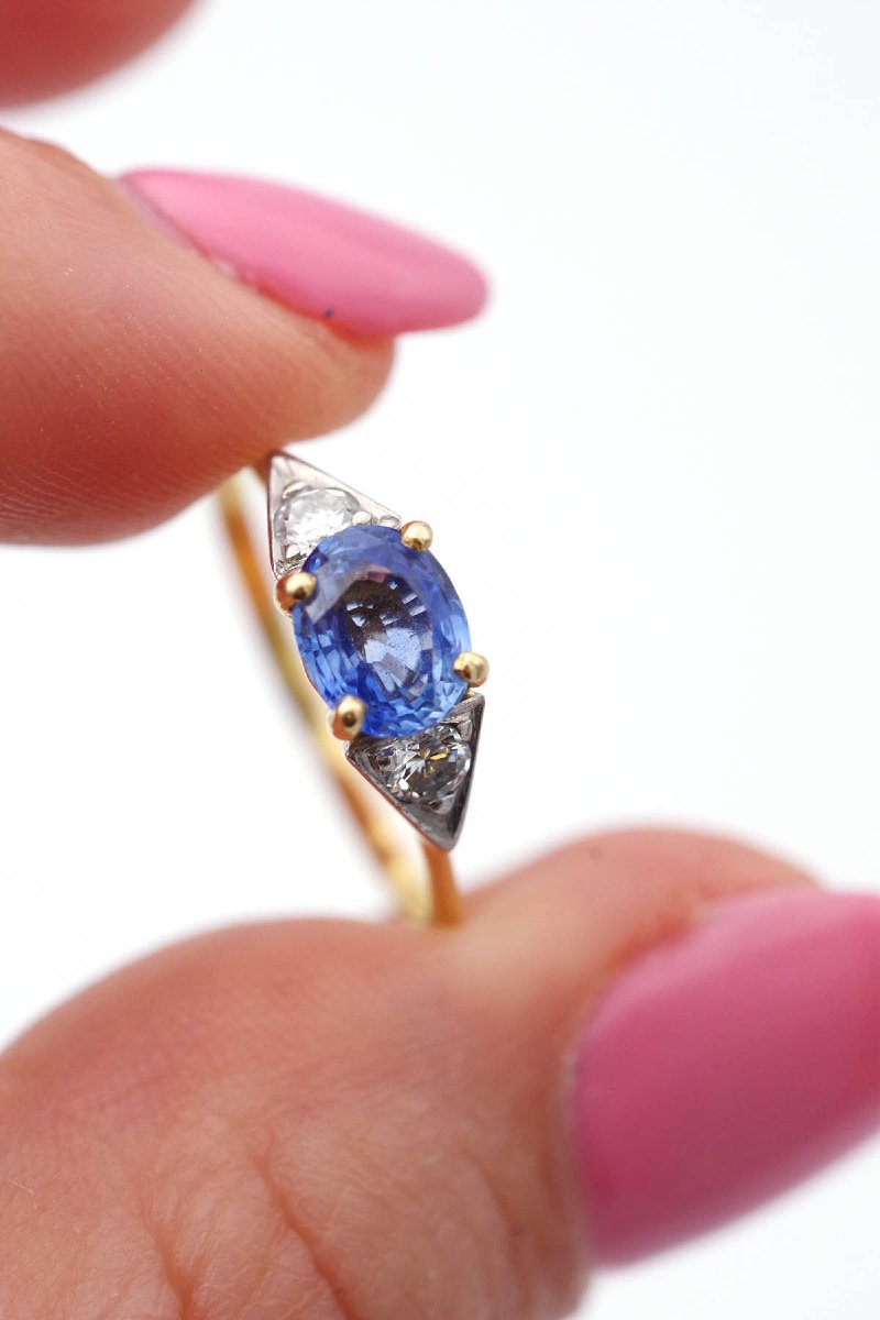 18-karat Gold Trilogy Ring With An Unheated Ceylon Sapphire, 0.75 Ct -photo-3
