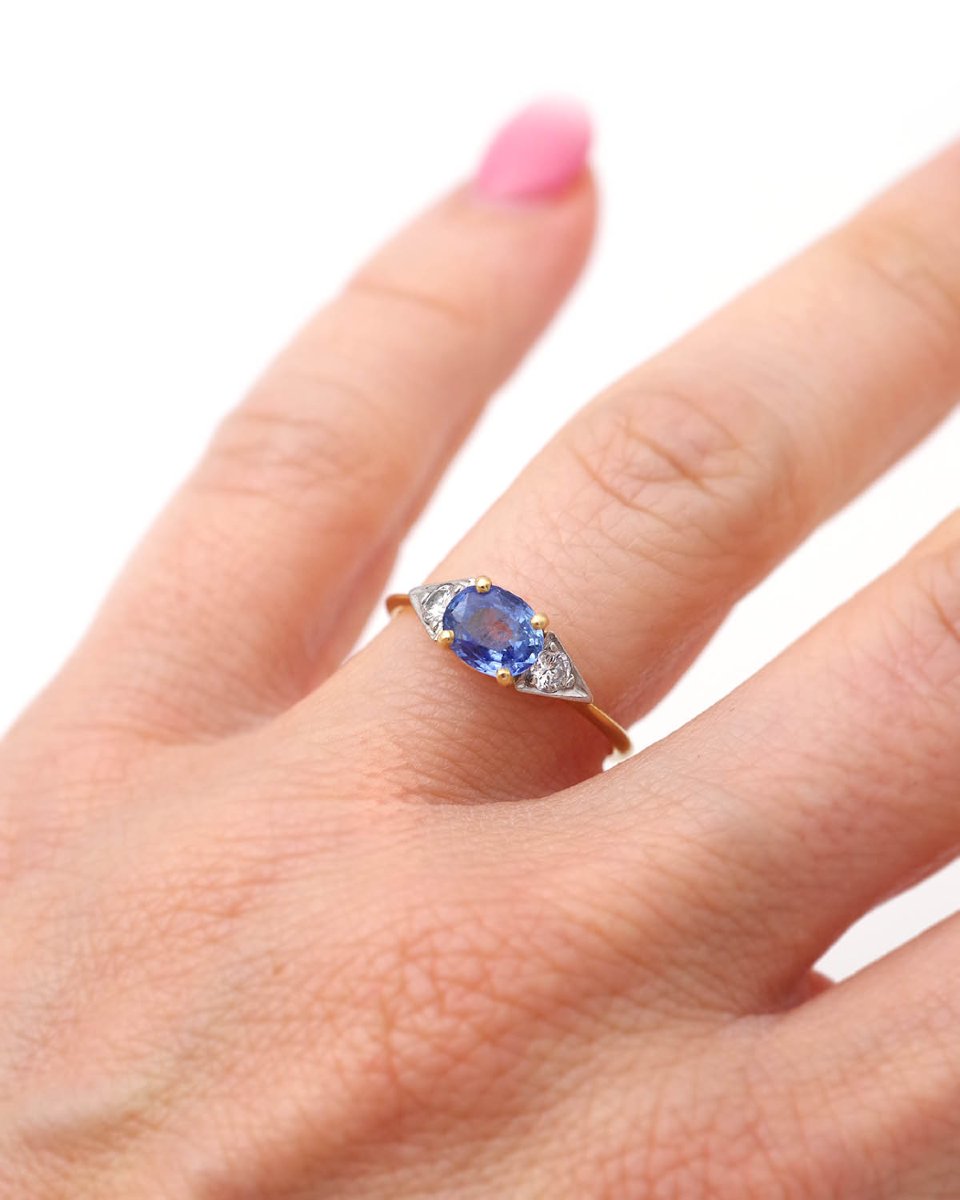18-karat Gold Trilogy Ring With An Unheated Ceylon Sapphire, 0.75 Ct -photo-4