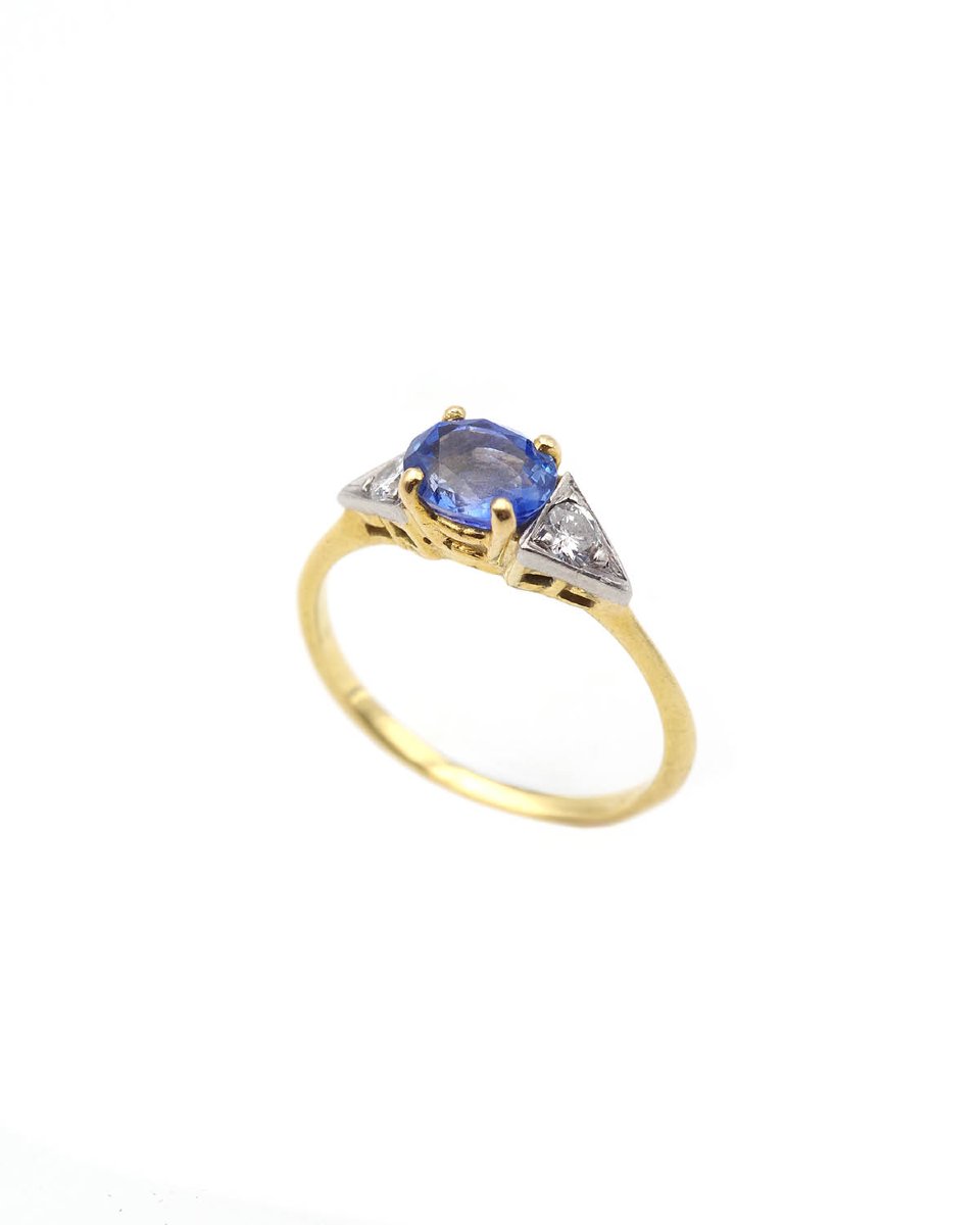 18-karat Gold Trilogy Ring With An Unheated Ceylon Sapphire, 0.75 Ct 