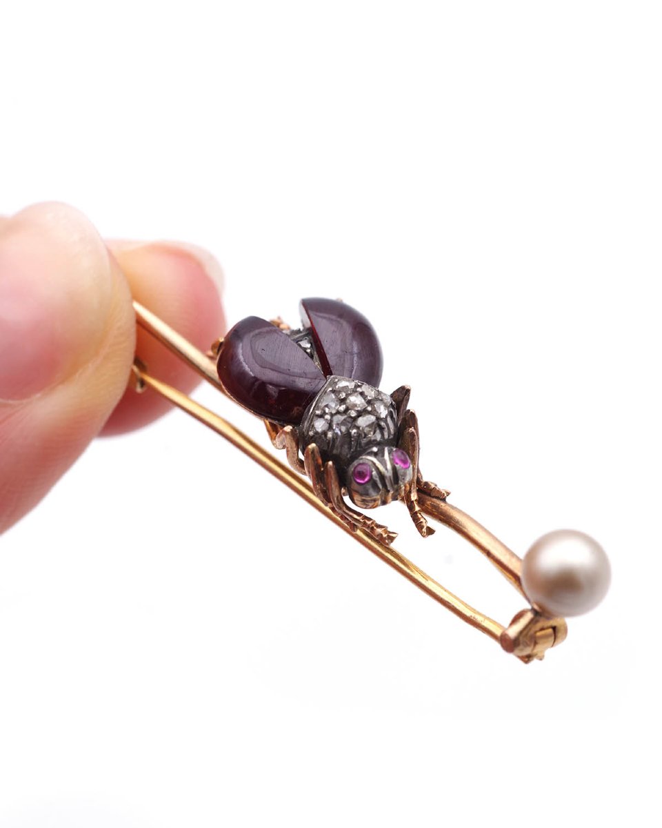 Broche scarabée grenats, perle et diamants en or 18 karats , insecte