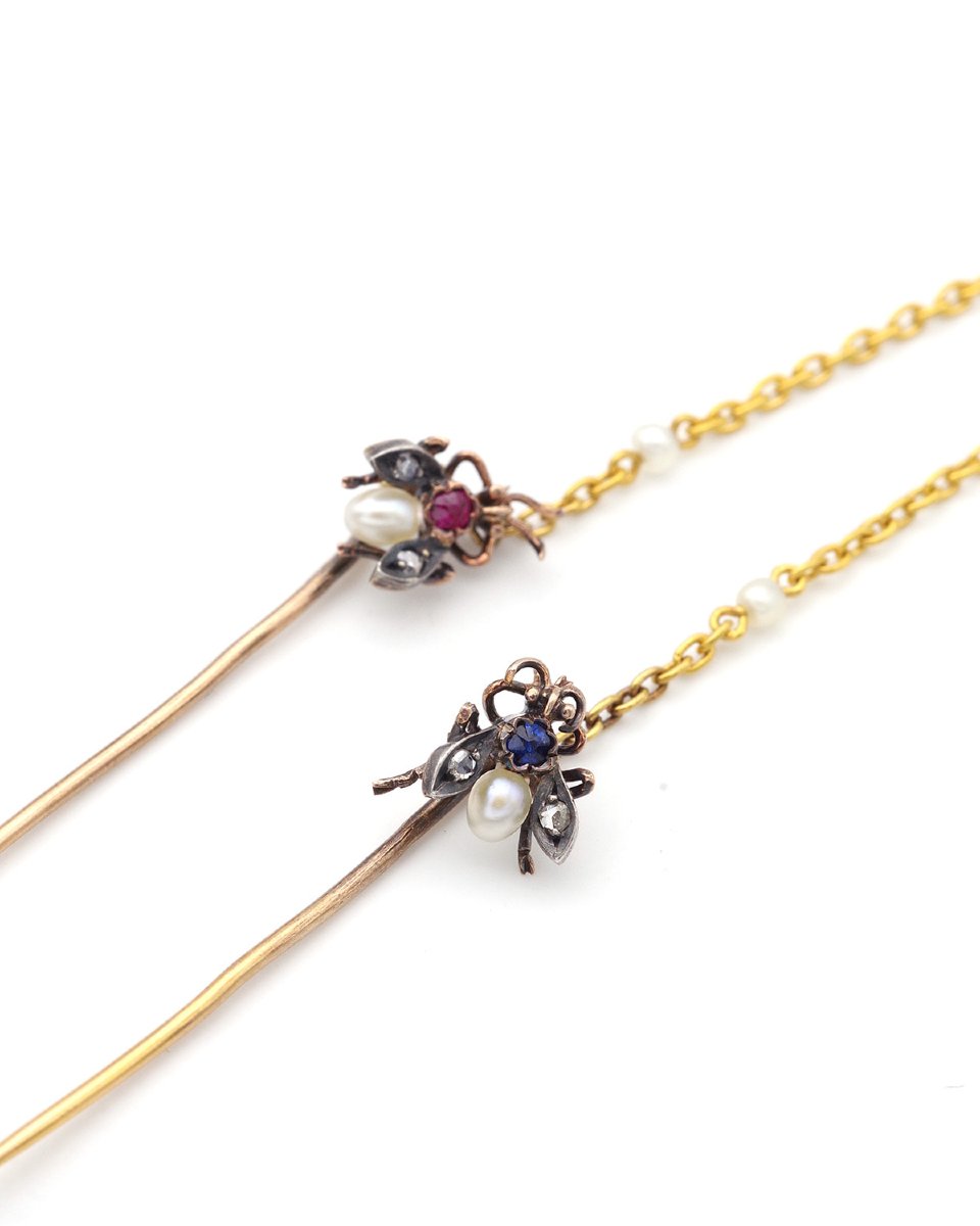 Double épingle mouches rubis saphir et perle en or 18k -photo-3
