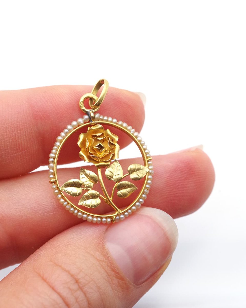 Pendentif fleur art nouveau en or 18 karats 