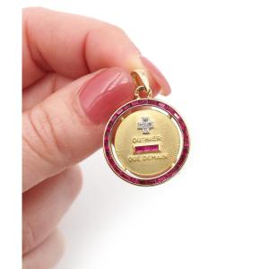 Médaille Augis halo rubis en or 18k, pendentif sentimental par Alphonse Augis, rubis
