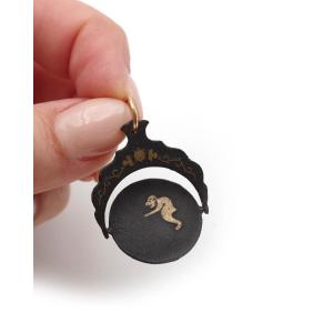Pendentif japonais shakudo thaumatrope érotique à décor de singes, Pendentif érotique pivotant