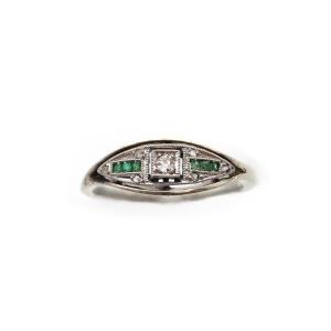 Bague émeraudes Art Deco en or 18 karats et platine, diamants