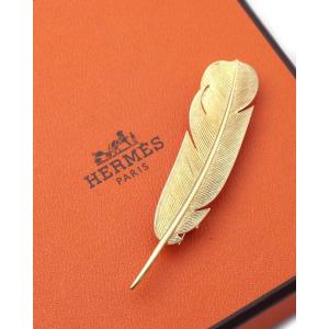 Broche plume Hermès par Georges Lenfant en or 18 karats