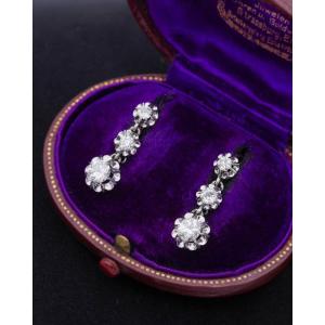 Dormeuses trois diamants 1,25 ct en platine et or blanc 18 karats