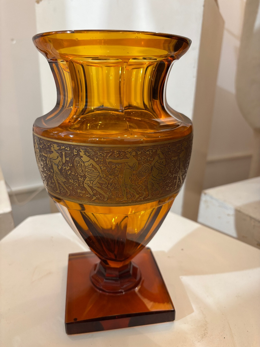 Vase décoratif en verre ambré  à décor antique   . Moser xx eme 