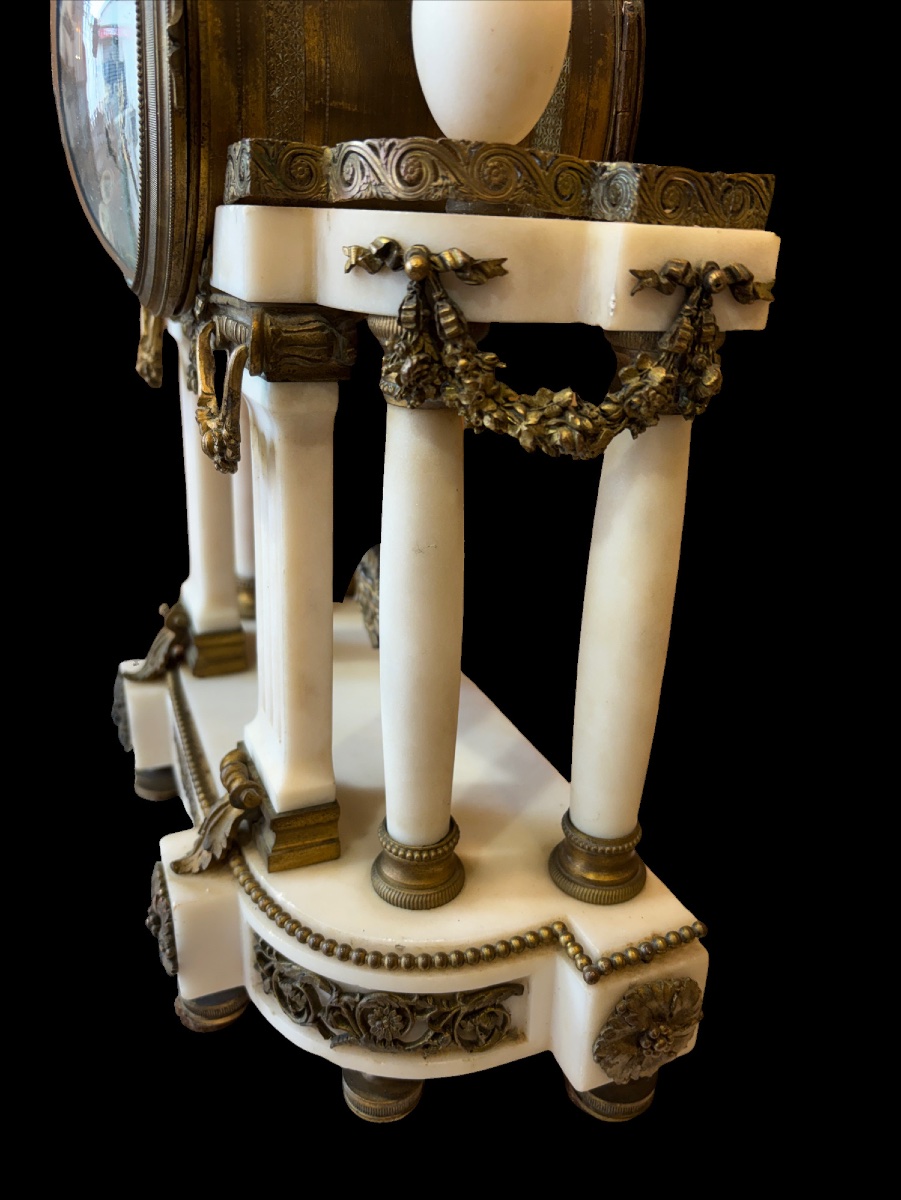 Pendule portique en marbre et bronze de style Louis XVI -photo-1
