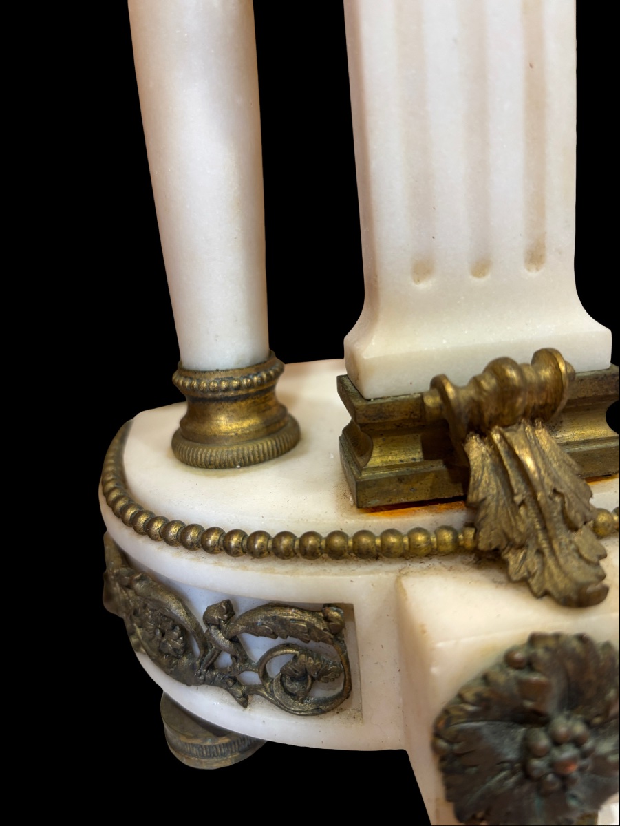 Pendule portique en marbre et bronze de style Louis XVI -photo-4