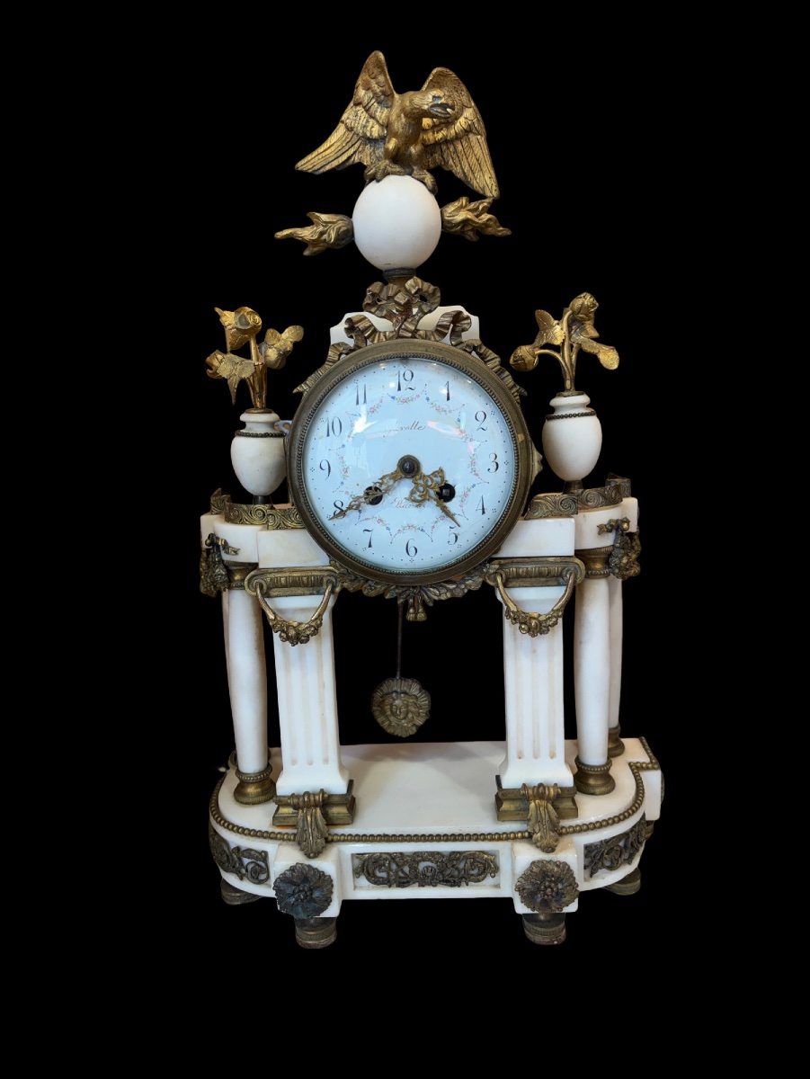 Pendule portique en marbre et bronze de style Louis XVI 