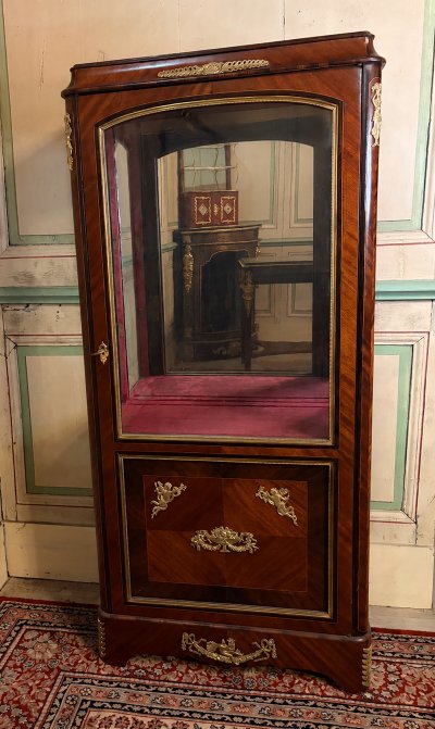 Vitrine d'exposition Napoléon III en marqueterie et bronzes dorés