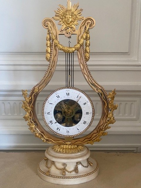 Horloge en forme de lyre fin 18e, Jean Louis Valaire
