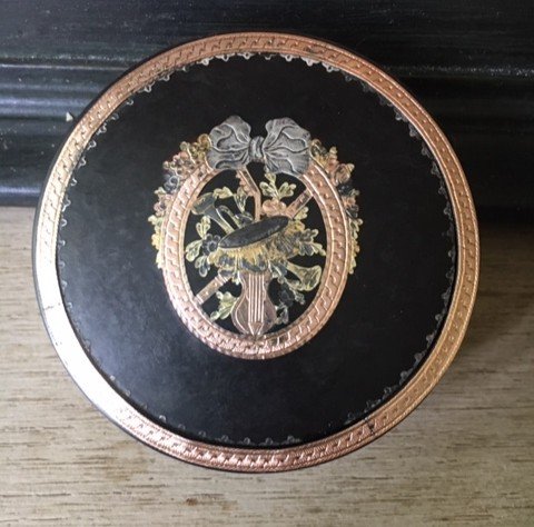 Round Box In Tortoiseshell With Centered Gold And Silver Decor, 18th Century