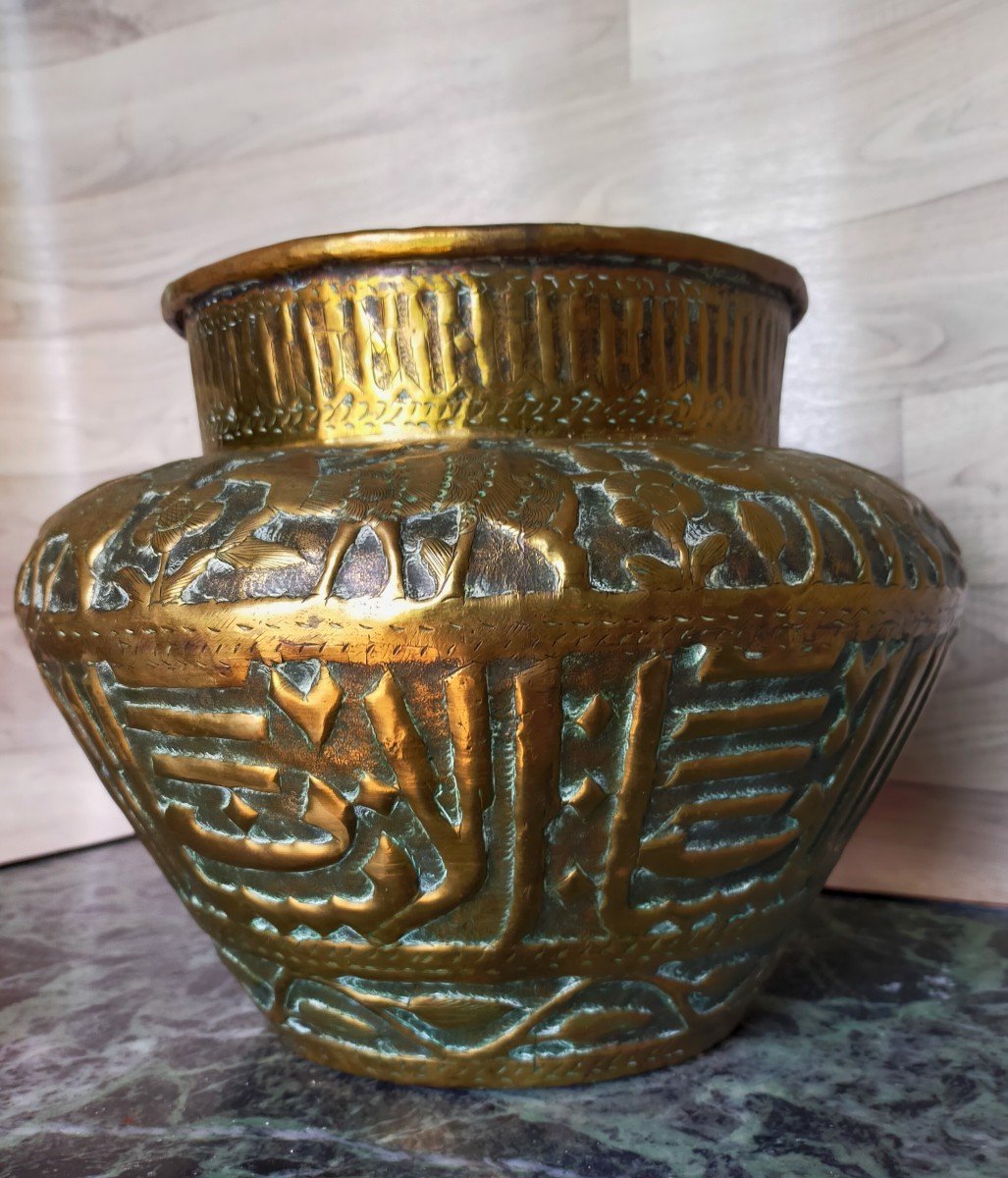 Vase Islamique En Laiton a d&eacute;cor de dromad&egrave;res