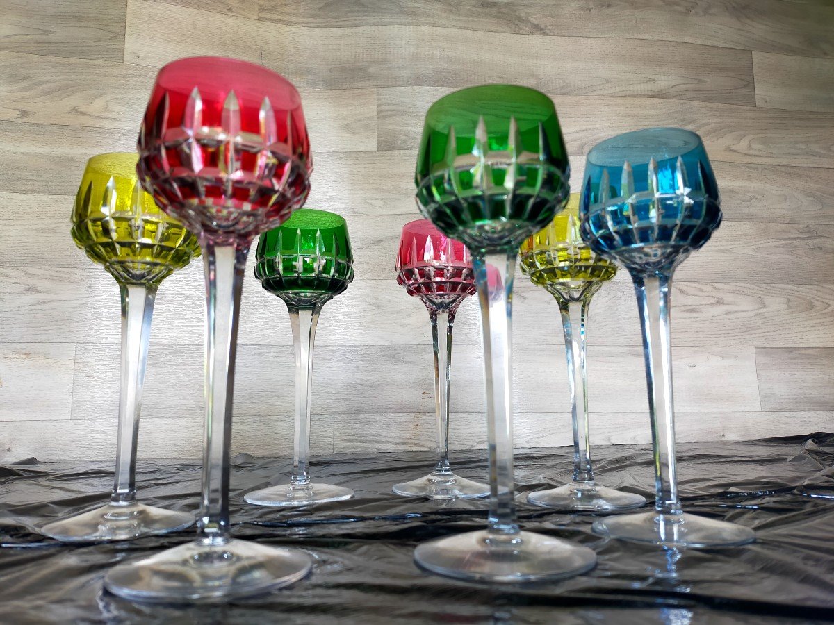 Sept Grands Verres Roemer A Vin En Cristal De Saint Louis De Couleur 