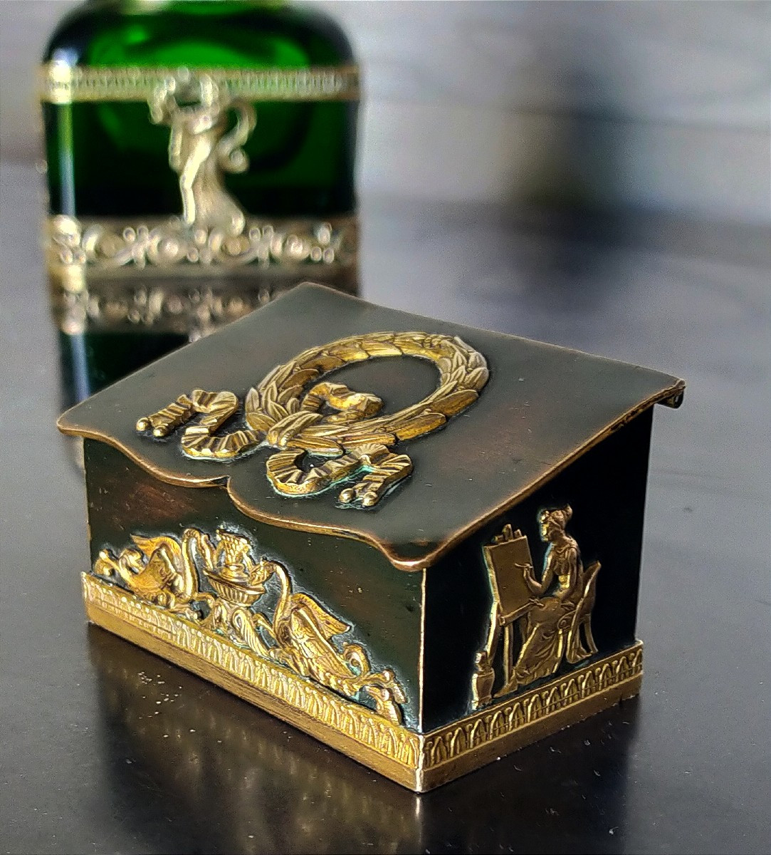 boite a timbres en bronze d&eacute;cor a l&#039;antique (empire bureau encrier)