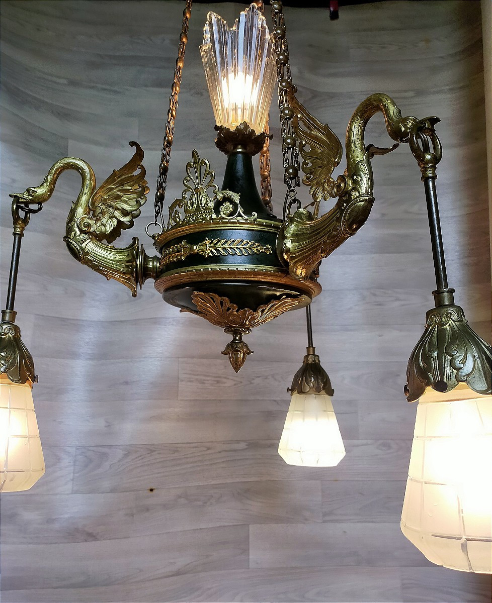 lustre empire aux cygnes en bronze dor&eacute;