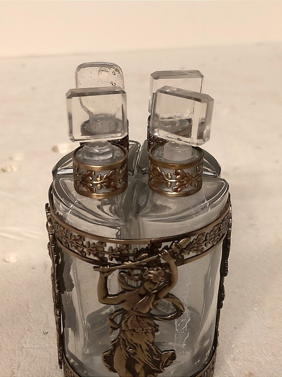 Flacon de parfum senteur monture bronze décor de femme antique -photo-2