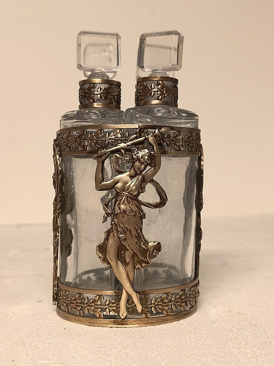 Flacon de parfum senteur monture bronze décor de femme antique 